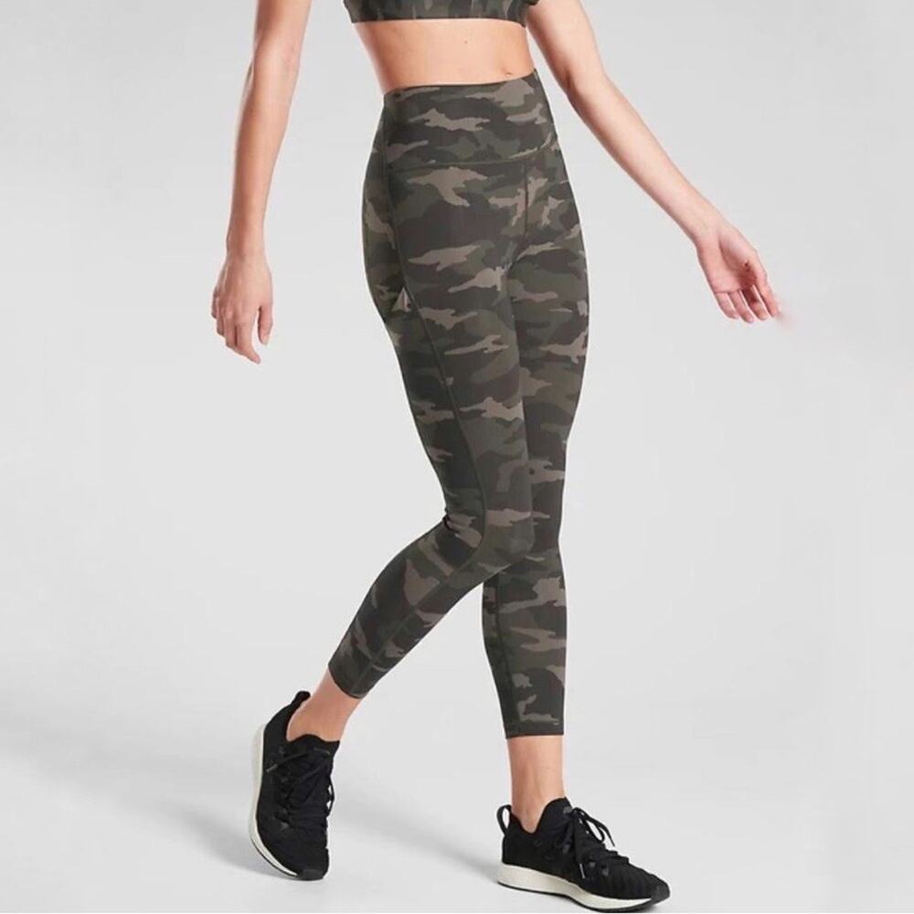 Athleta Ultimate Stash Pocket Green Camo 7/8 Tight Size Small